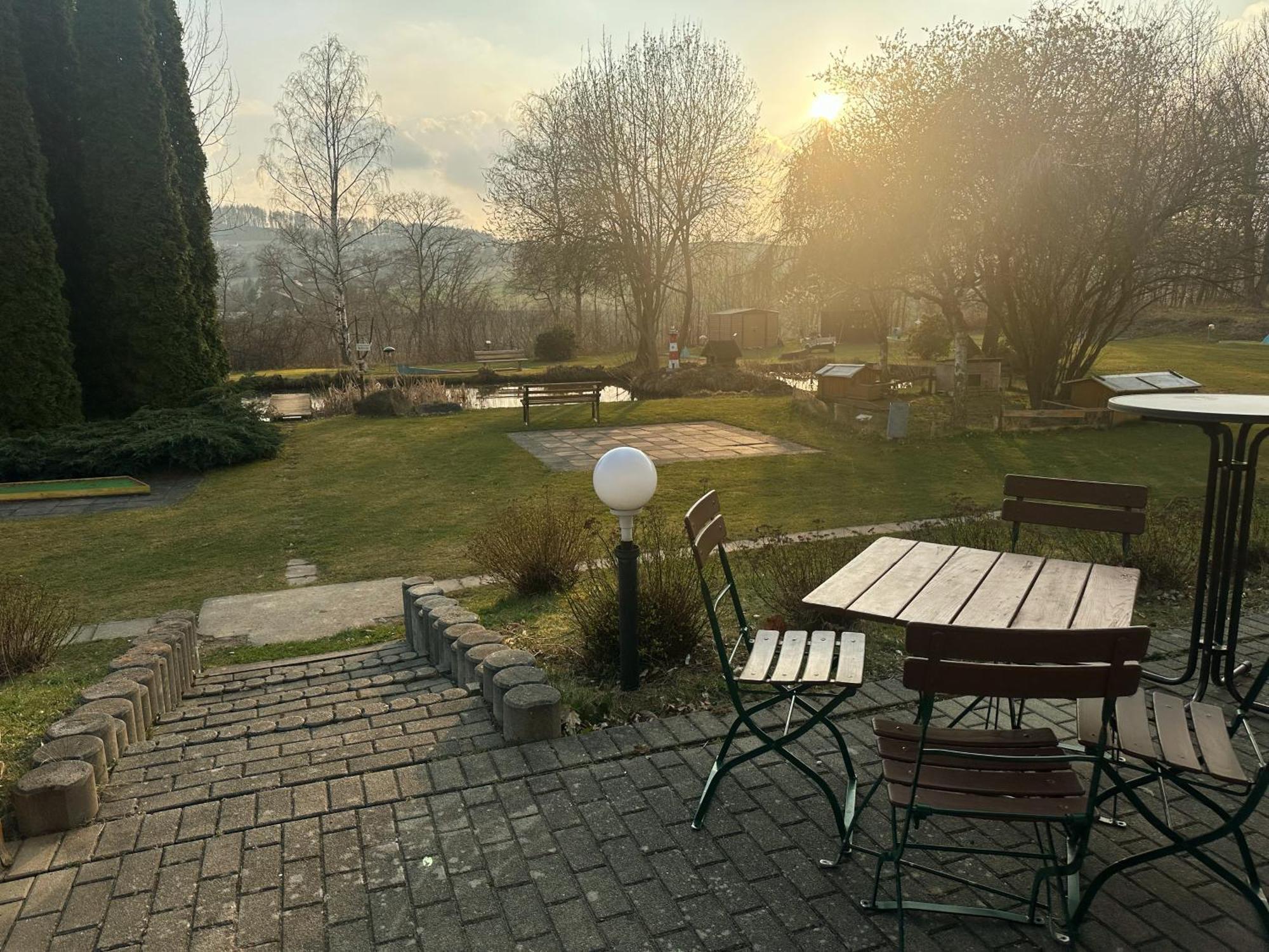 Hotel Am Laerchenberg I Fruehstueck, Wlan, Parkplatz Schirgiswalde-Kirschau Bagian luar foto
