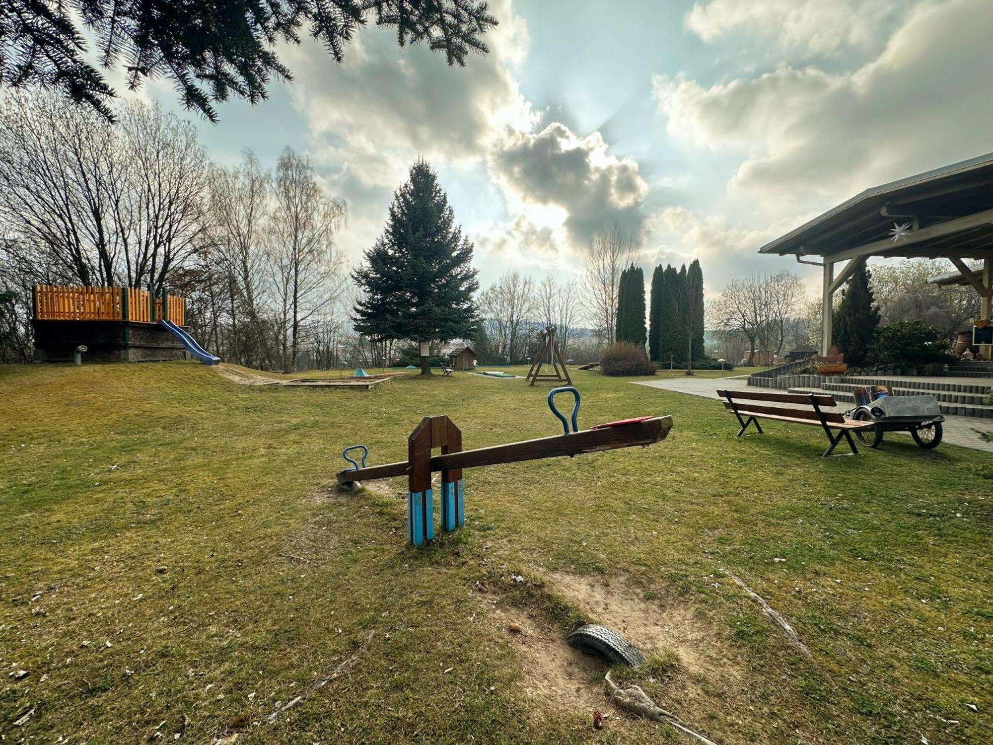 Hotel Am Laerchenberg I Fruehstueck, Wlan, Parkplatz Schirgiswalde-Kirschau Bagian luar foto