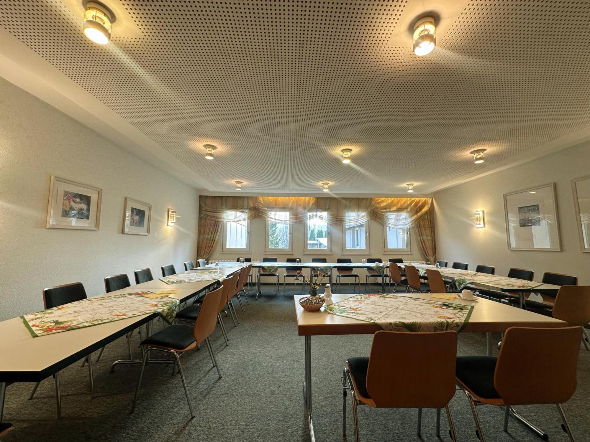 Hotel Am Laerchenberg I Fruehstueck, Wlan, Parkplatz Schirgiswalde-Kirschau Bagian luar foto