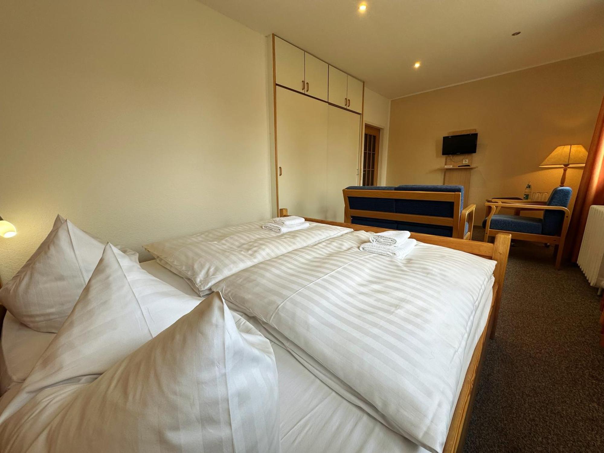 Hotel Am Laerchenberg I Fruehstueck, Wlan, Parkplatz Schirgiswalde-Kirschau Bagian luar foto