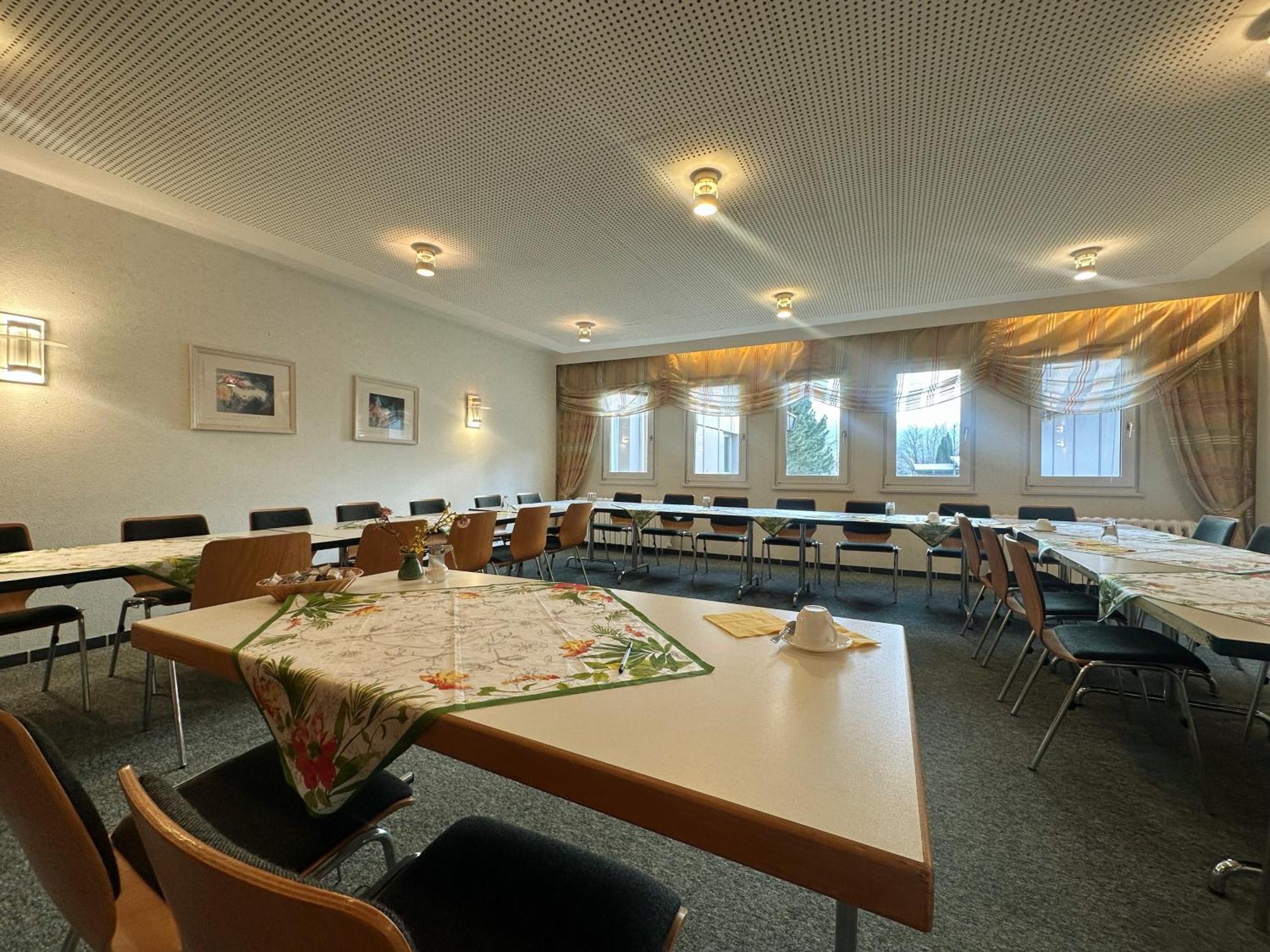 Hotel Am Laerchenberg I Fruehstueck, Wlan, Parkplatz Schirgiswalde-Kirschau Bagian luar foto