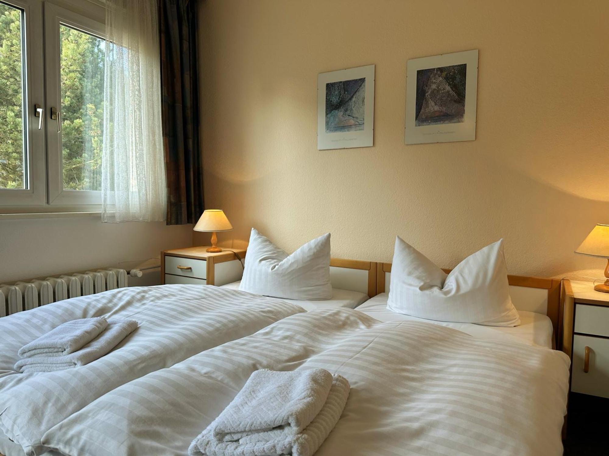 Hotel Am Laerchenberg I Fruehstueck, Wlan, Parkplatz Schirgiswalde-Kirschau Bagian luar foto
